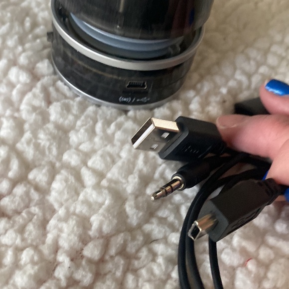 Classic Mini (2” tall) iHome Wired Connection Speaker - Picture 4 of 6